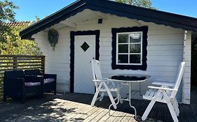 Mysig stuga i lugnt villaområde med eget badrum och kök i huvudbyggnadens källare